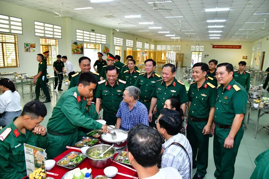 Gia đình chiến sĩ mới gặp lại con em sau 2 tháng huấn luyện