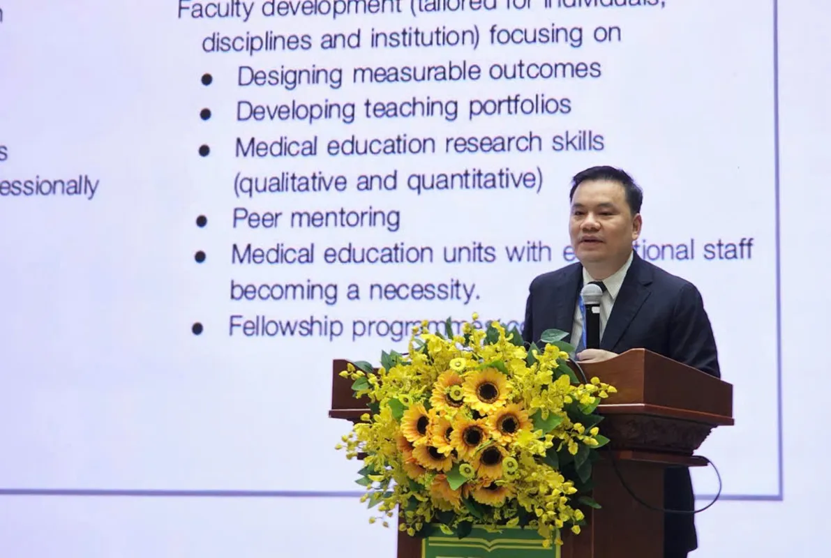 PGS.TS.BS Nguyễn Trọng Hào, hiệu trưởng Trường phát biểu khai mạc hội nghị