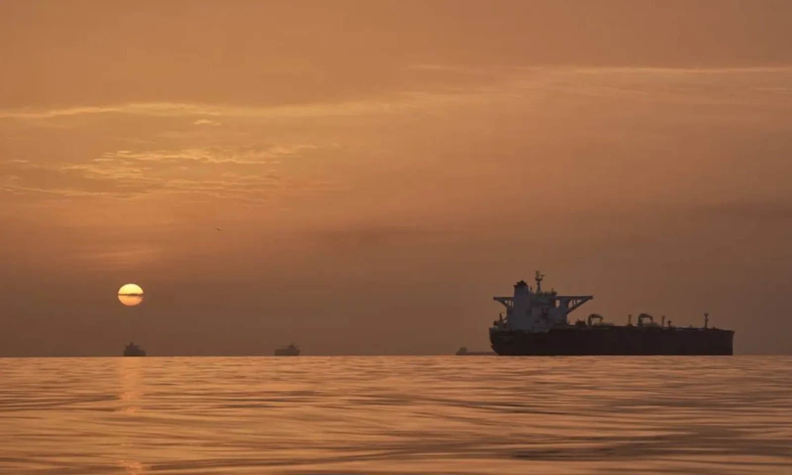 Iran cảnh báo siết eo biển Hormuz, gây khó tàu các nước ủng hộ trừng phạt Mỹ - Hình 1