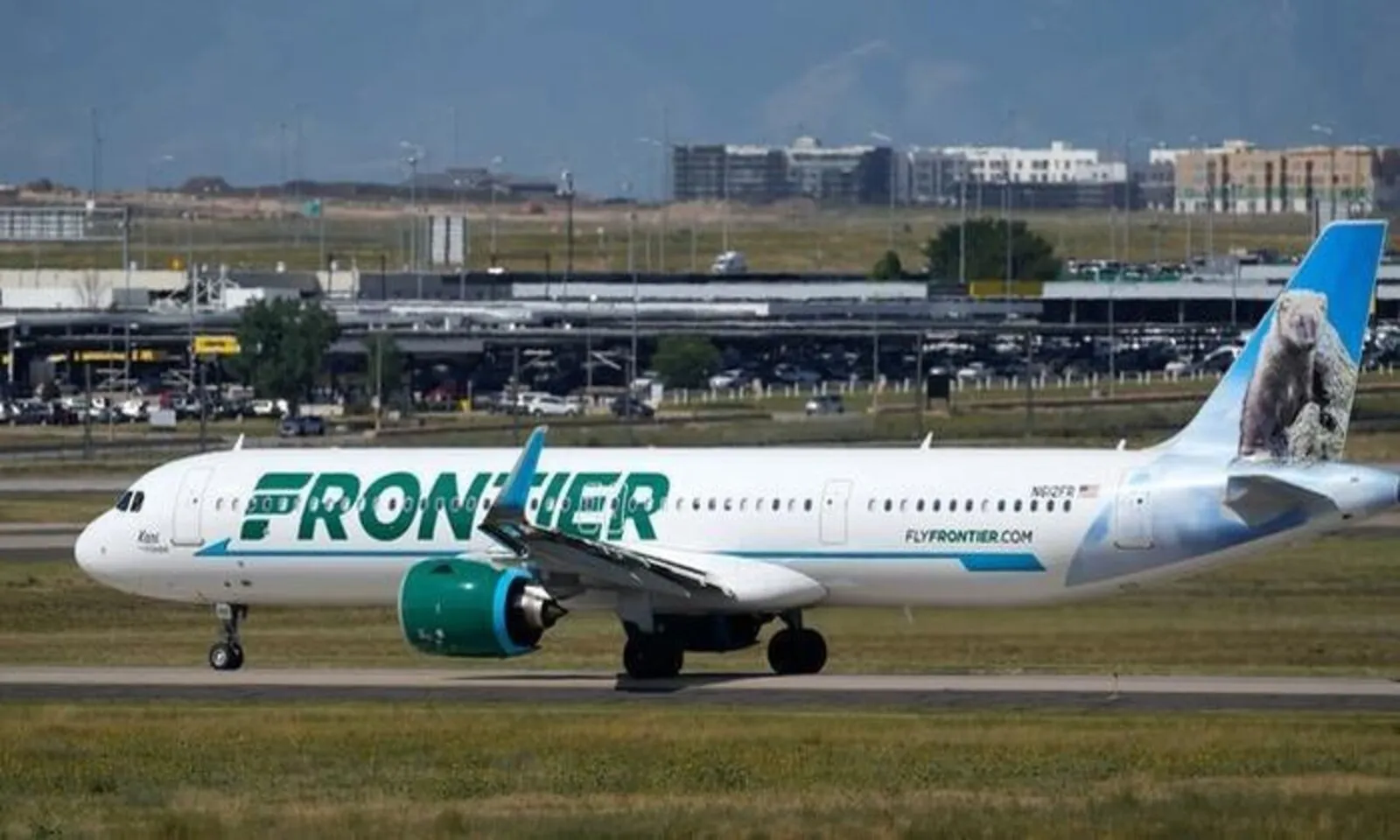Máy bay Frontier va chạm người đi bộ trên đường băng, hơn 200 hành khách sơ tán khẩn