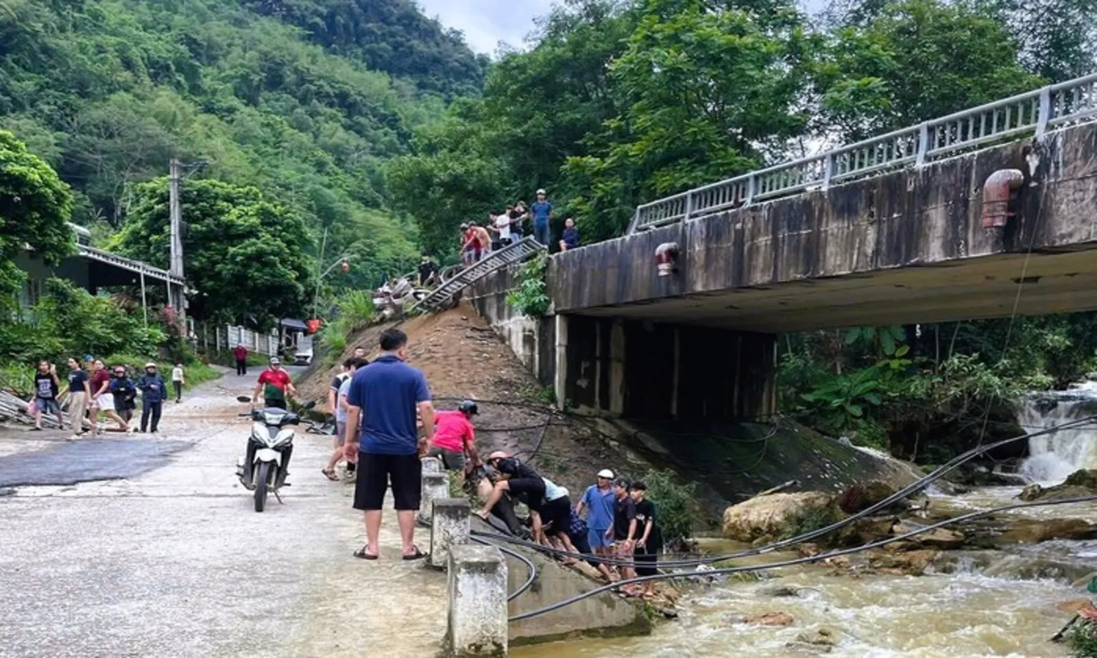 Ô tô chở dầu mất phanh lao vào lan can cầu, tài xế tử vong