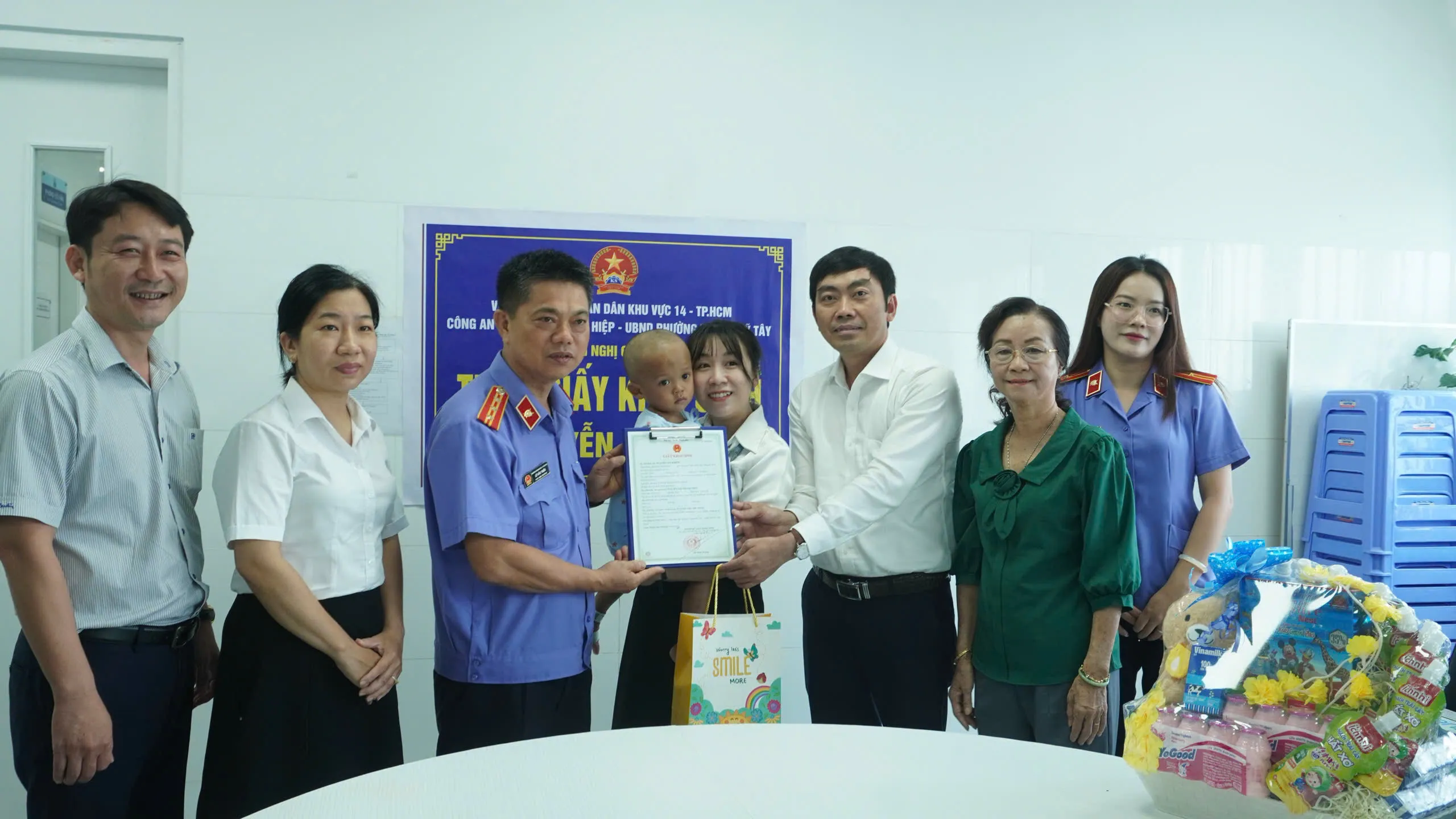 Đoàn công tác trao giấy chứng sinh cho bệnh nhi bị bạo hành