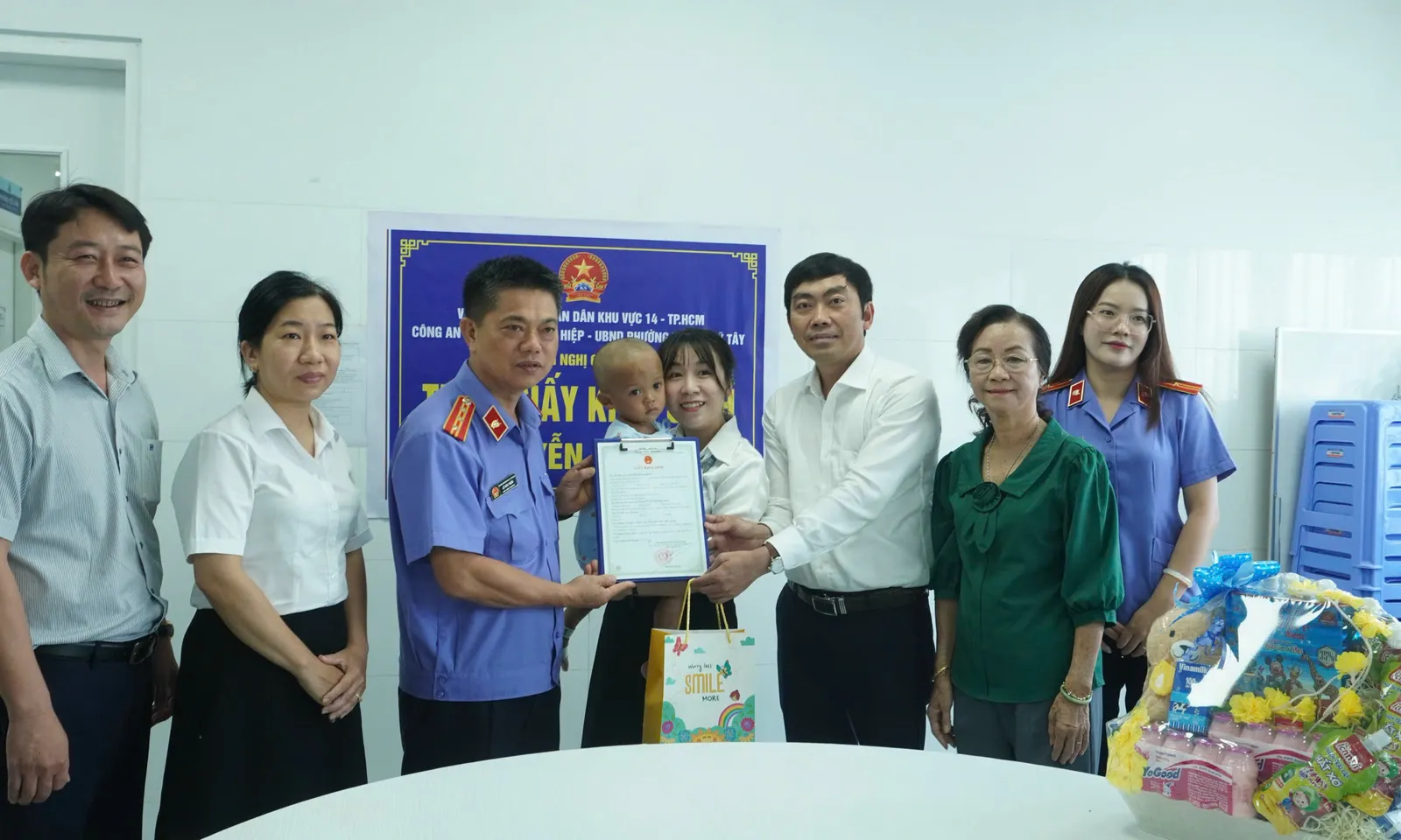 TPHCM: Trao giấy khai sinh cho bệnh nhi bị bạo hành đang điều trị