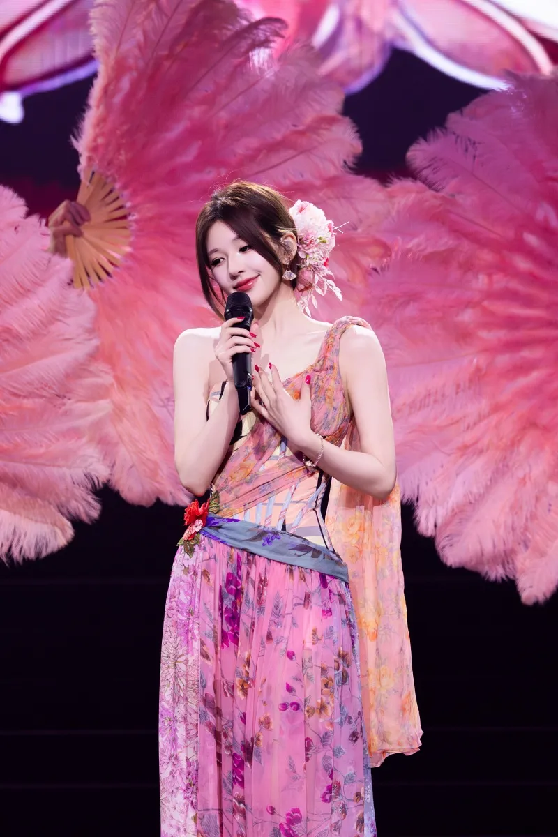 voh-trieu-lo-tu-duoc-va-mat-gi-sau-concert-bangkok-gay-bao-11