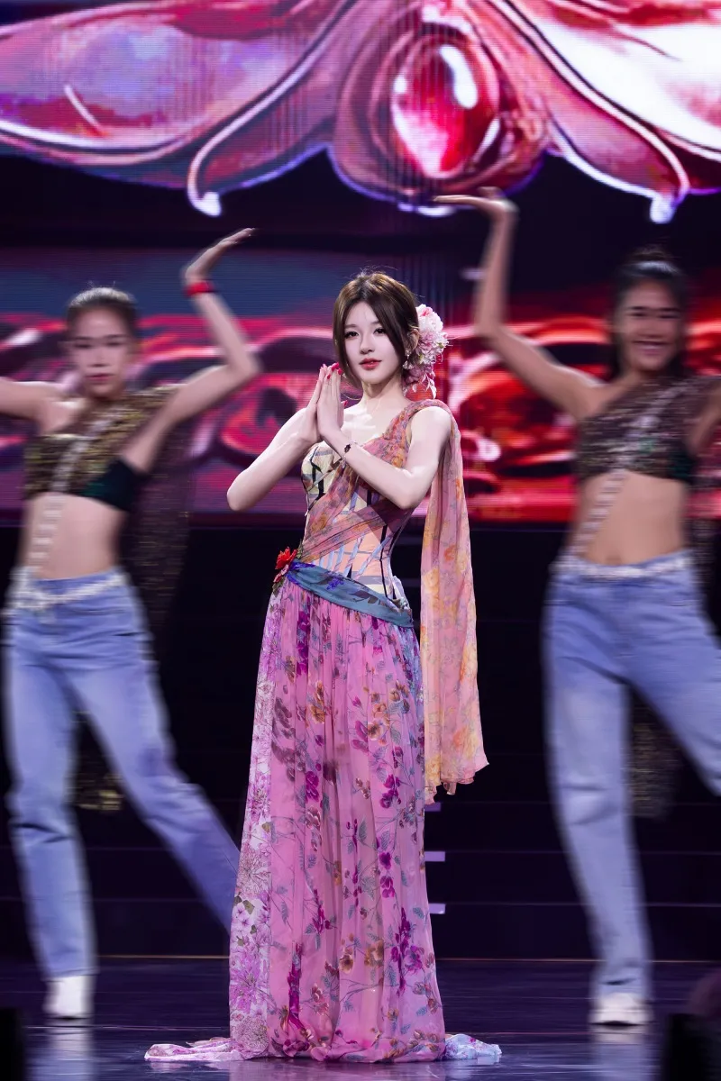 voh-trieu-lo-tu-duoc-va-mat-gi-sau-concert-bangkok-gay-bao-13