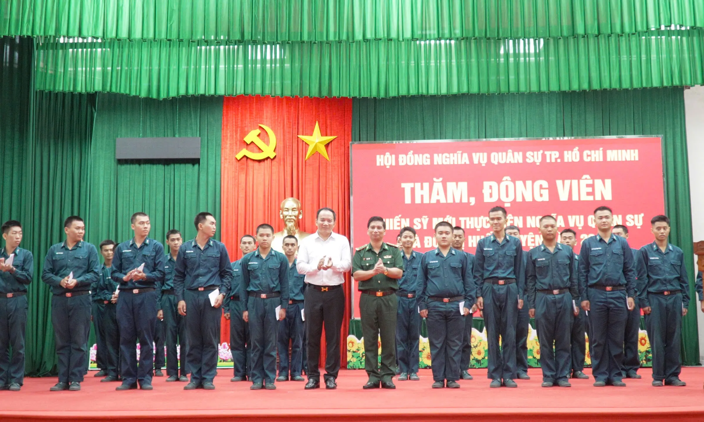 Gần 400 triệu đồng chăm lo cho chiến sĩ mới của TPHCM
