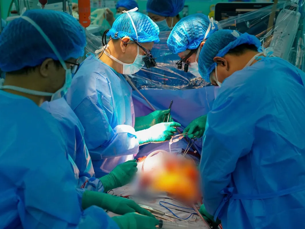 Từng thành viên trong êkíp phối hợp nhịp nhàng, tập trung cao độ trong từng thao tác, cùng hướng đến mục tiêu đưa trái tim hiển tặng đập trở lại tro