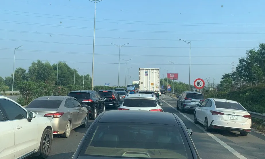 Xác minh Mercedes chặn xe trên cao tốc gây kẹt xe kéo dài