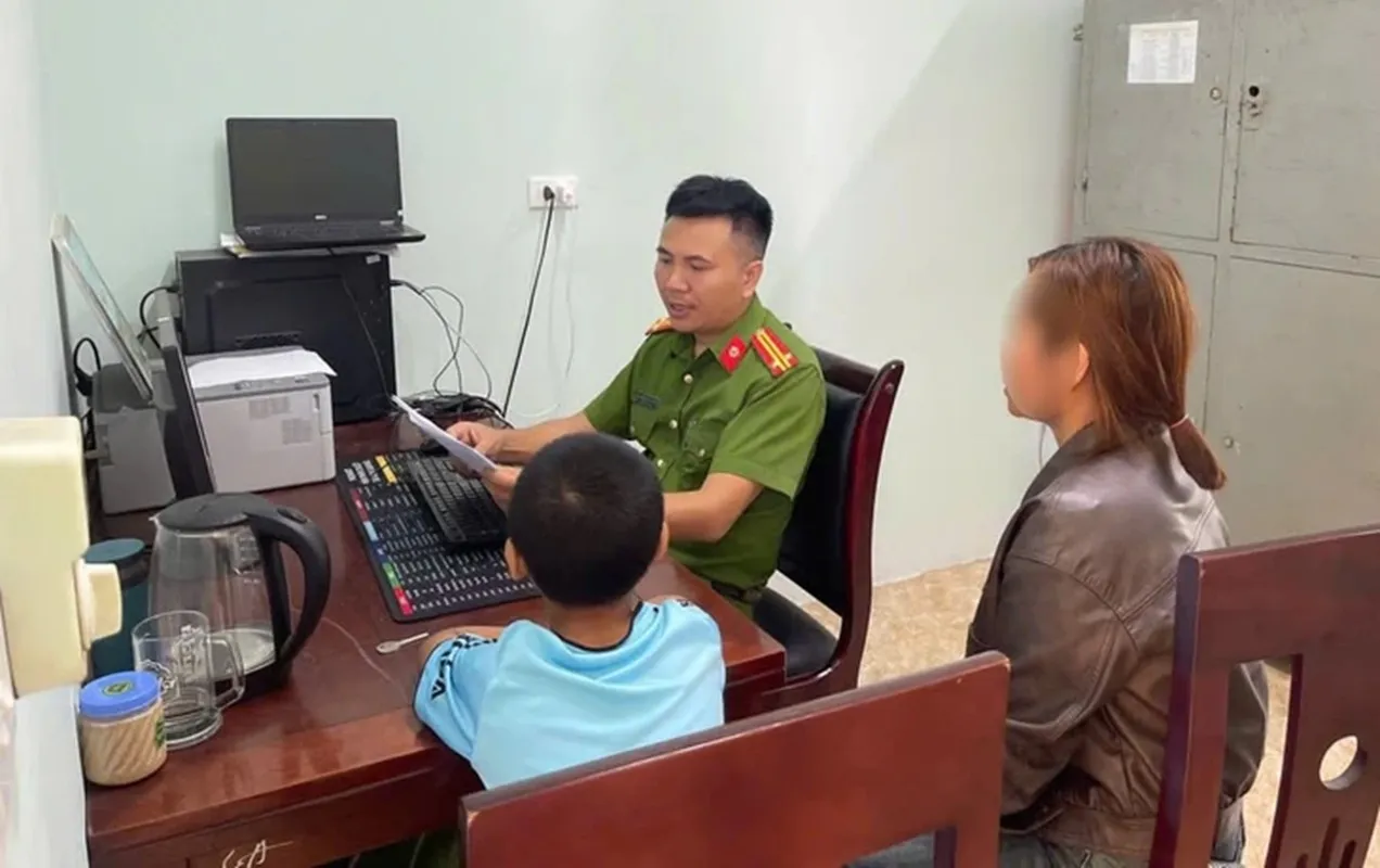 Công an xã Vân Du, Nghệ An làm việc với những người liên quan để làm rõ cháu bé nghi bị đánh - Ảnh Công an xã Vân Du