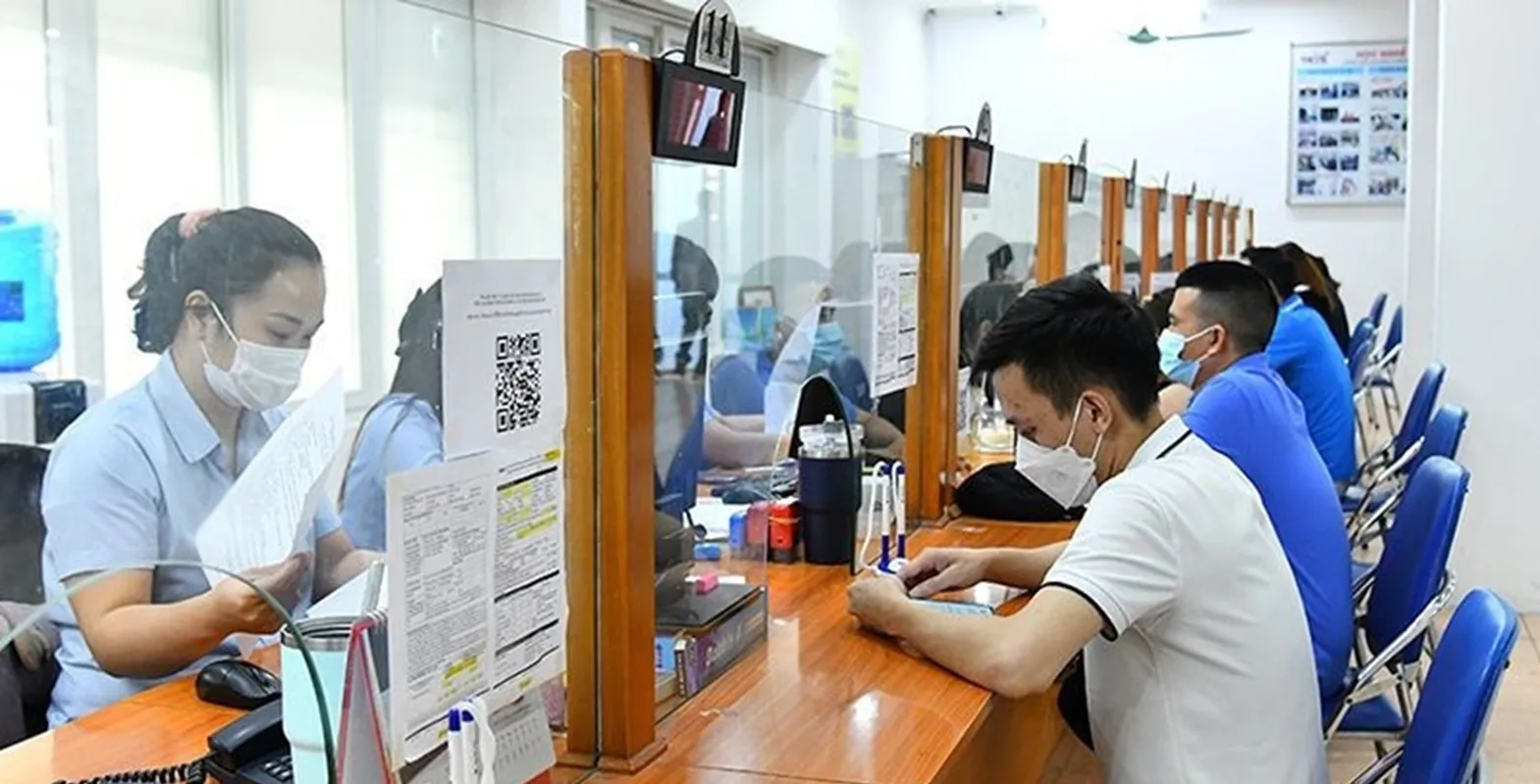 Lao động tìm hiểu thông tin về bảo hiểm thất nghiệp