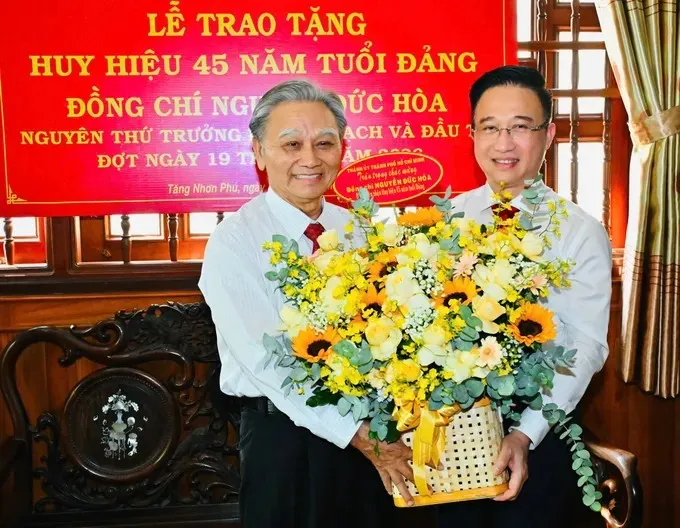 Phó Bí thư Thành ủy TPHCM Đặng Minh Thông trao Huy hiệu Đảng đến đảng viên Nguyễn Đức Hòa, đợt 19-5-2026. Ảnh Việt Dũng