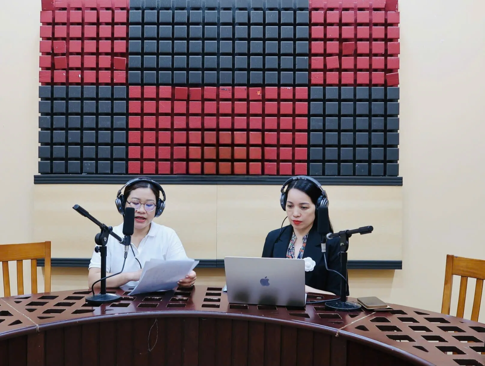 phong-vien-my-huong-cung-voi-ts-ls-nguyen-thi-thuy-huong-trao-doi-ve-van-de-can-chu-dong-tang-cuong-hang-rao-bao-ve-tre-em-sau-hang-loat-vu-bao-hanh-rung-dong_20260513142318