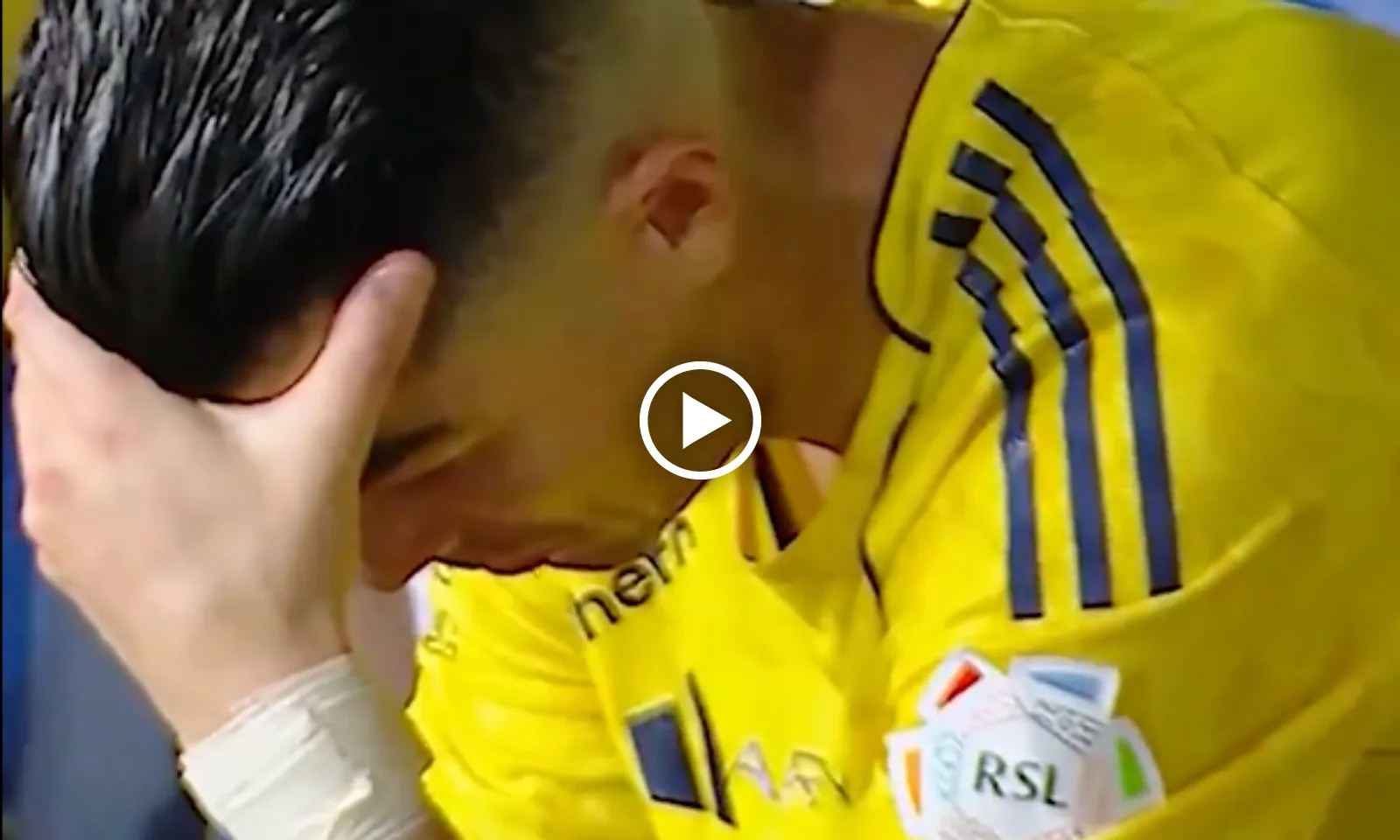 VIDEO: Ronaldo bàng hoàng không tin nổi đồng đội nghiệp dư phá hỏng chức vô địch chỉ cách 10 giây