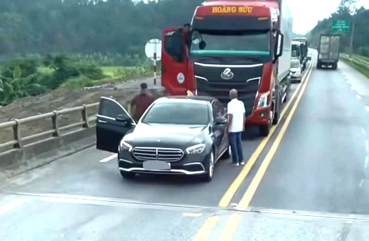 Xe ô tô Mercedes chặn đầu xe container trên cao tốc Nội Bài - Lào Cai.