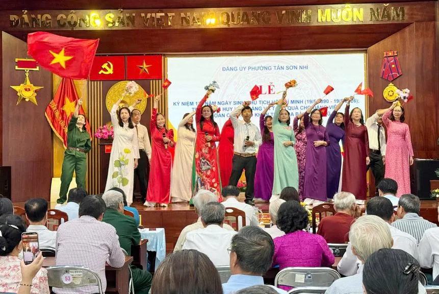 phuong-tan-son-nhi-trao-huy-hieu-dang-dot-ngay-19-5_20260514102457
