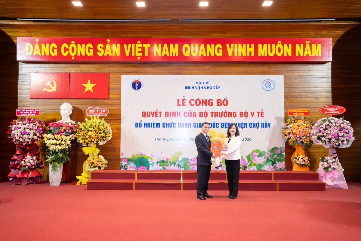 Bộ trưởng Bộ Y tế Đào Hồng Lan trao quyết định bổ nhiệm Giám đốc Bệnh viện Chợ Rẫy cho Bác sĩ chuyên khoa 2 Phạm Thanh Việt