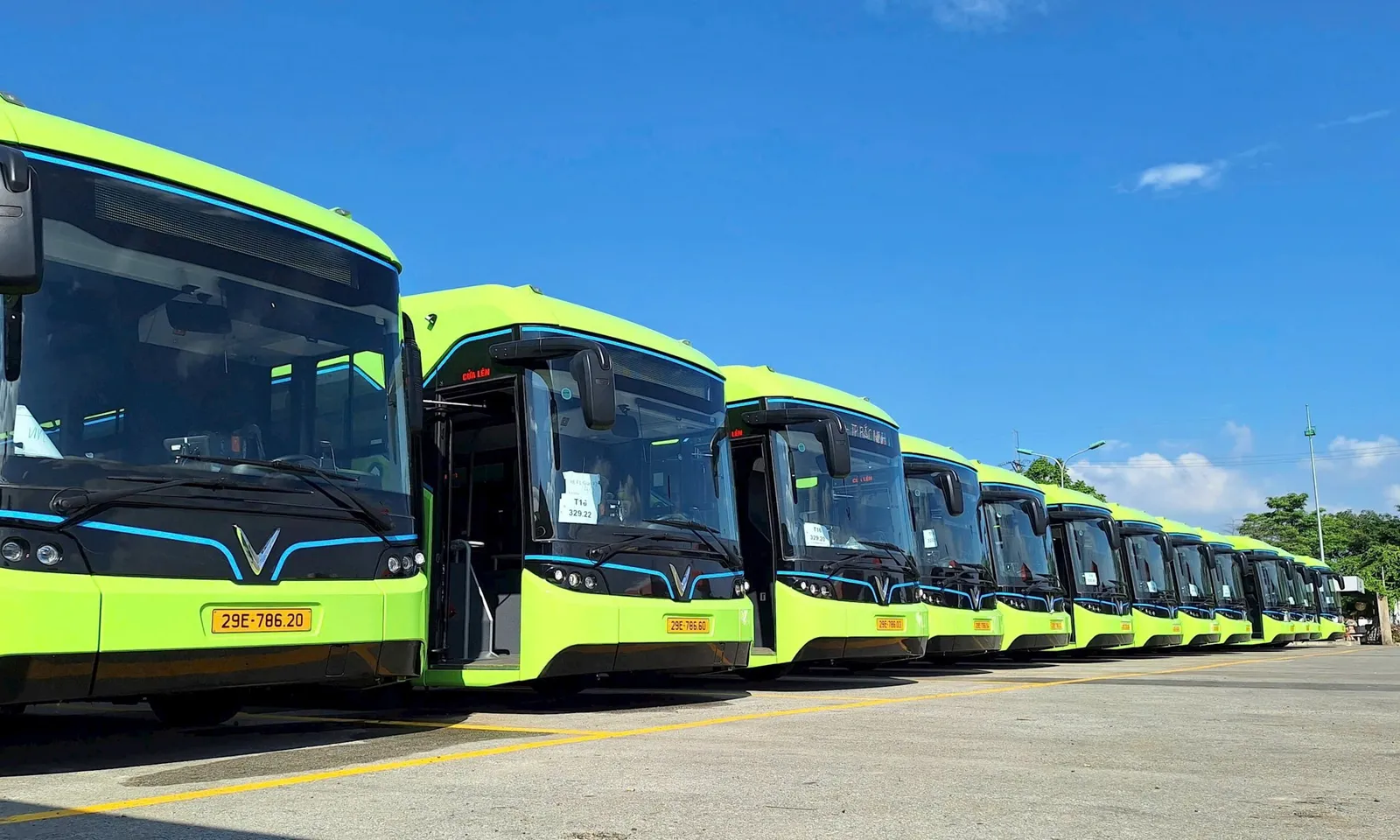 Hà Nội: Tuyến xe buýt 54 chính thức “xanh hóa” với 23 xe buýt điện mới