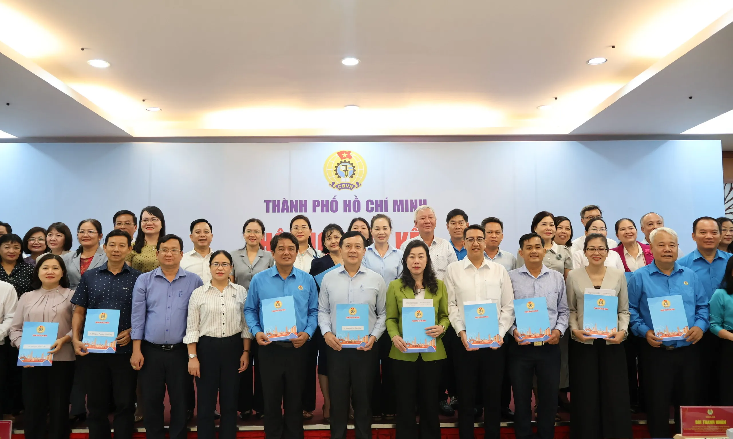 TPHCM – Công đoàn và Đảng ủy xã, phường, đặc khu ký kết chăm lo tốt hơn người lao động