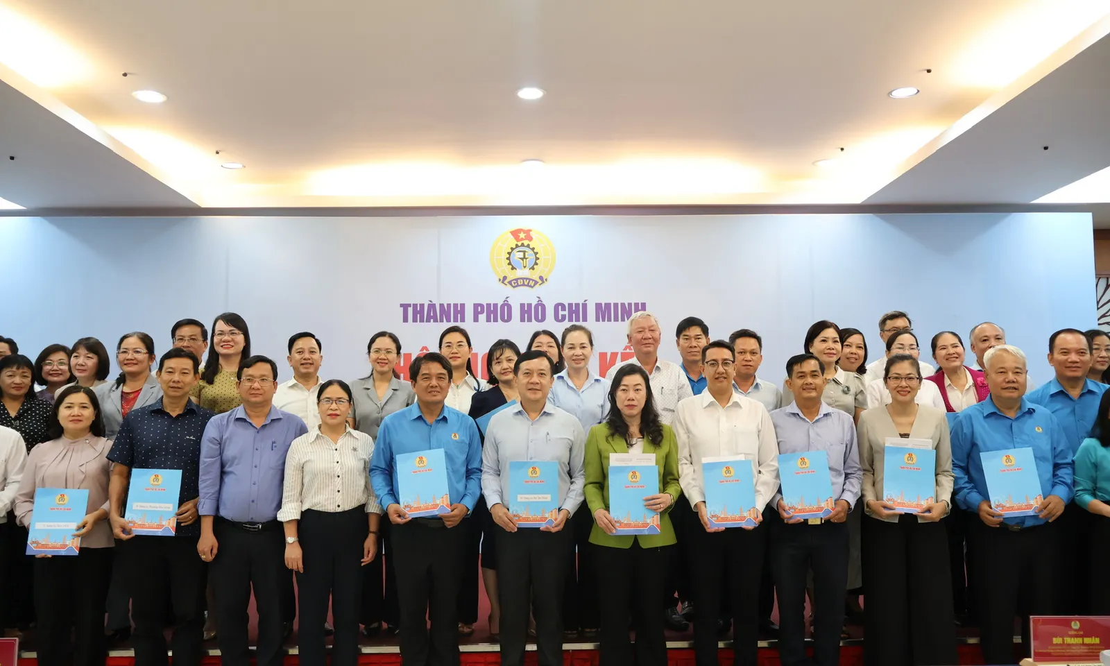TPHCM – Công đoàn và Đảng ủy xã, phường, đặc khu ký kết chăm lo tốt hơn người lao động