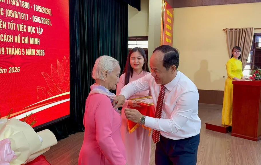 bi-thu-dang-uy-phuong-tan-dinh-le-duc-thanh-trao-huy-hieu-dang-dot-19-5_20260515152919