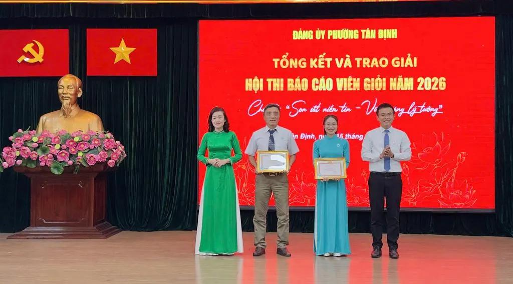 phuong-tan-dinh-trao-tang-giay-khen-cho-bao-cao-vien-gioi_20260515152919