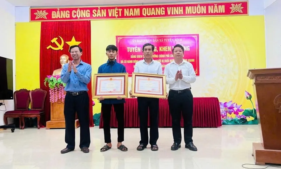 Hai cha con cứu người trên sông Gianh được Thủ tướng tặng bằng khen