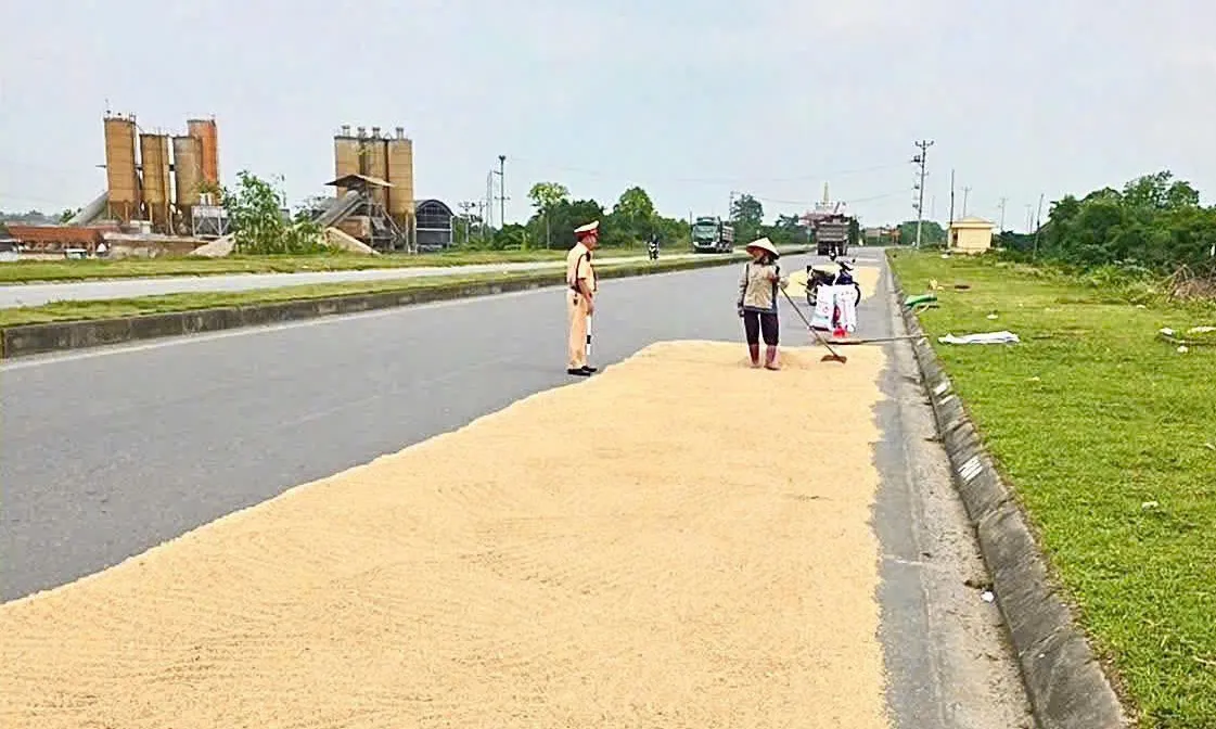 Tăng cường xử phạt tình trạng phơi lúa, rơm rạ trên đường giao thông
