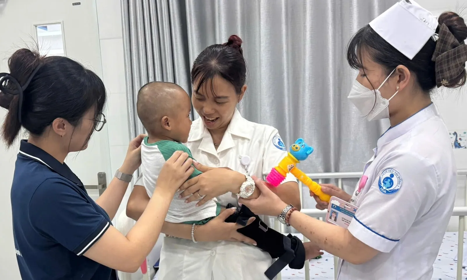 Bé 2 tuổi bị bạo hành xuất viện sau gần 2 tuần điều trị