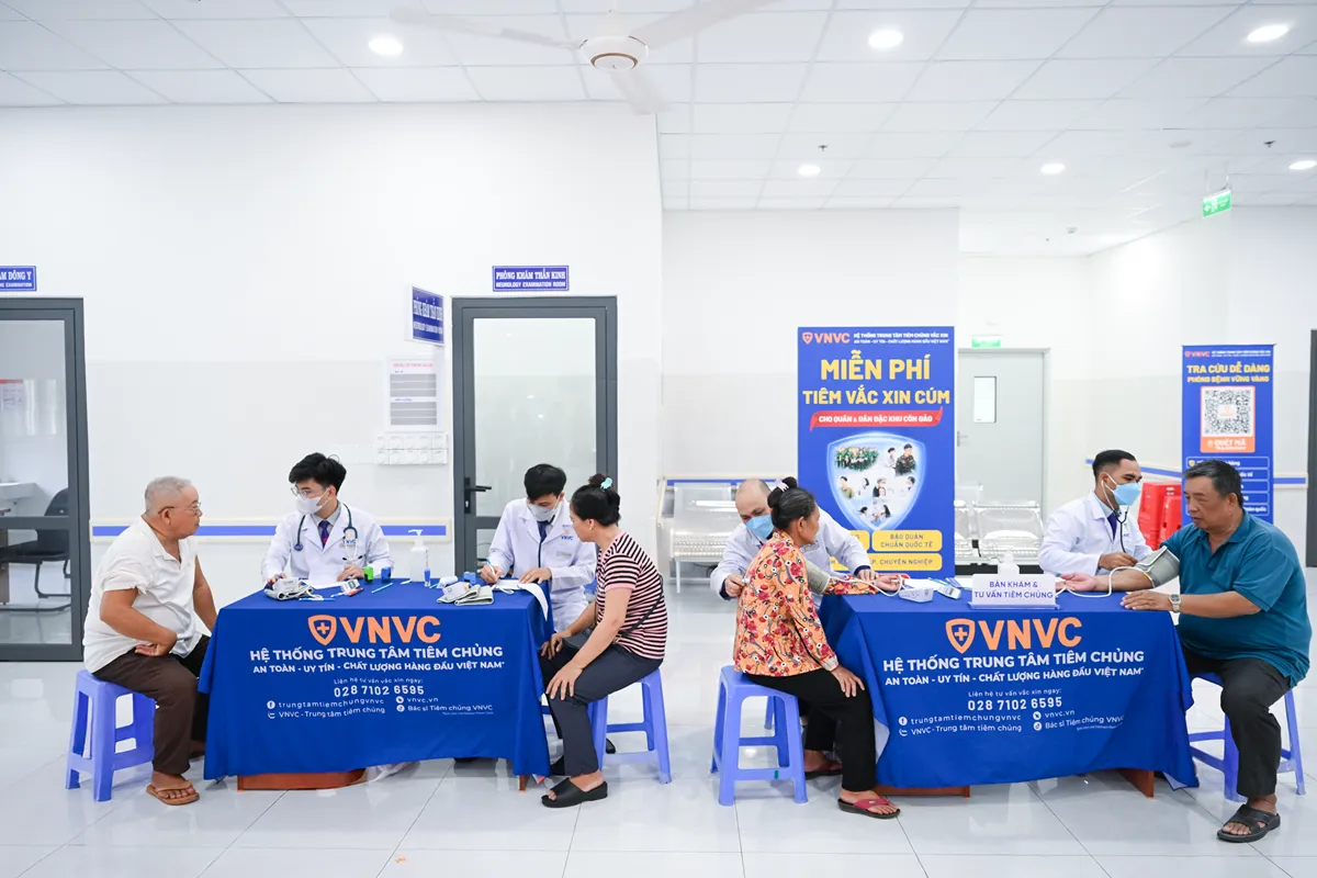 Đông người dân đến tiêm vaccin đợt đầu tiên