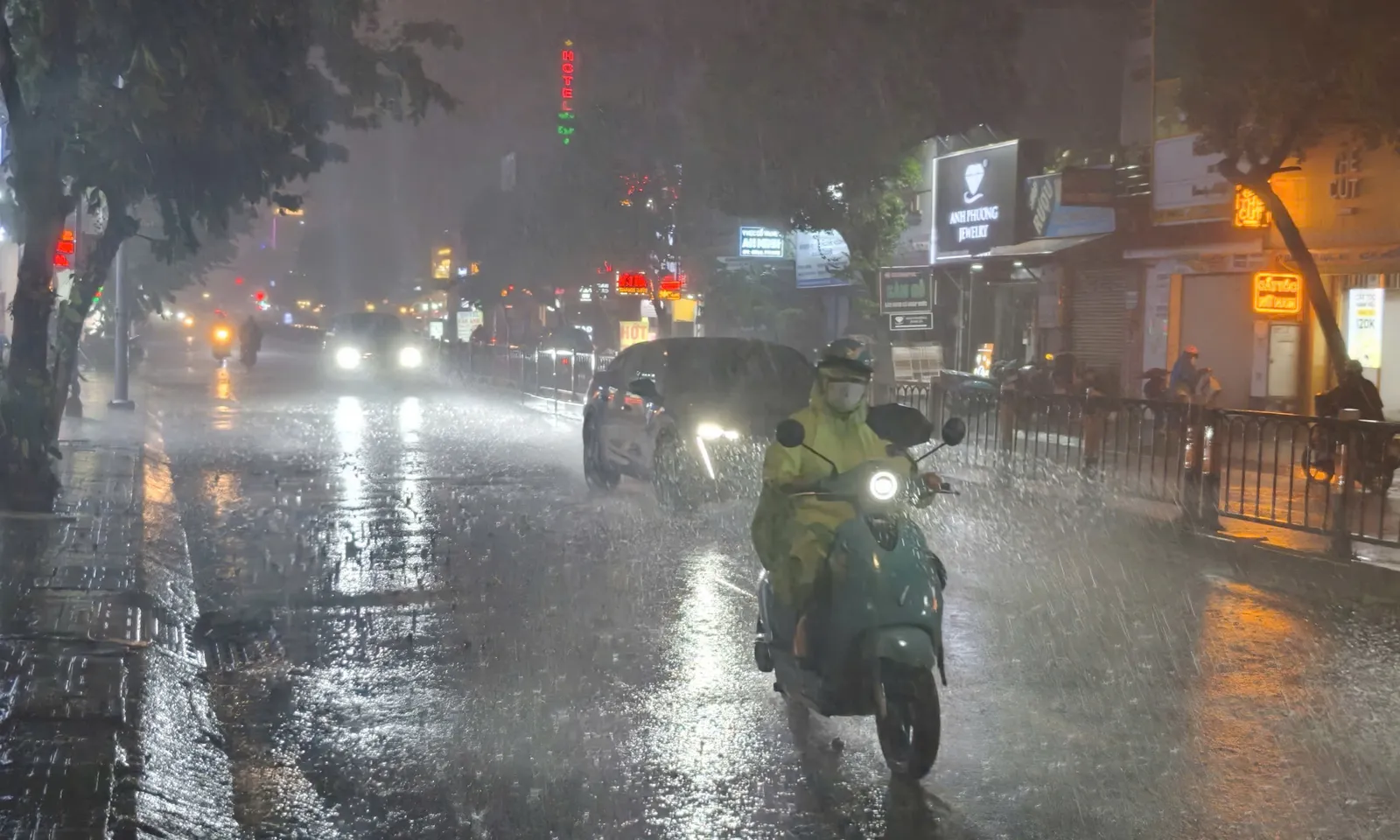 Mưa dông bao trùm TPHCM, nhiều nơi có thể mưa trên 40mm trong tối nay