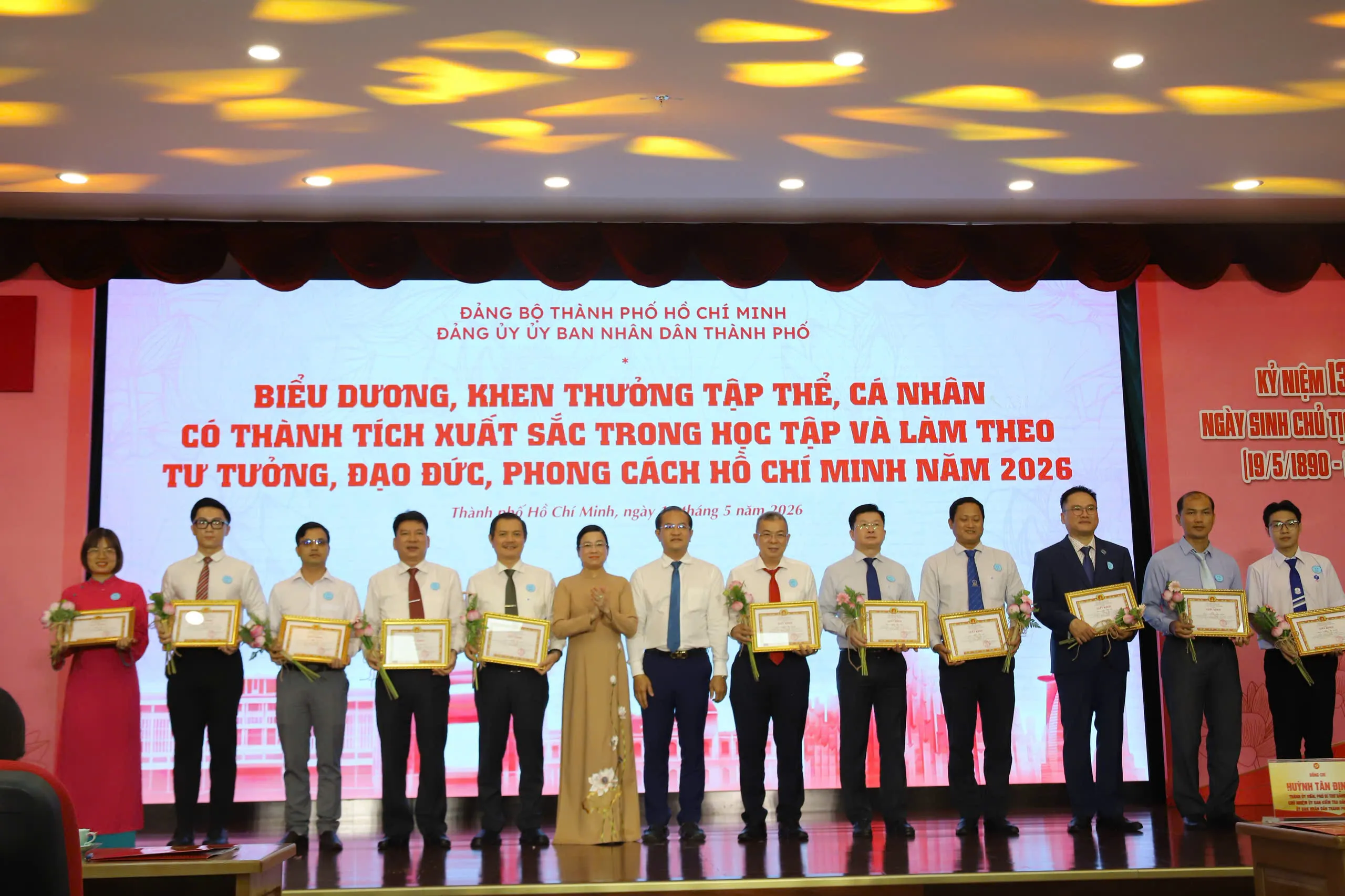 Bà Lê Thị Thủy, Phó Trưởng ban Tuyên giáo và Dân vận Thành ủy TP.HCM tặng hoa cá nhân, tập thể được biểu dương cấp thành phố