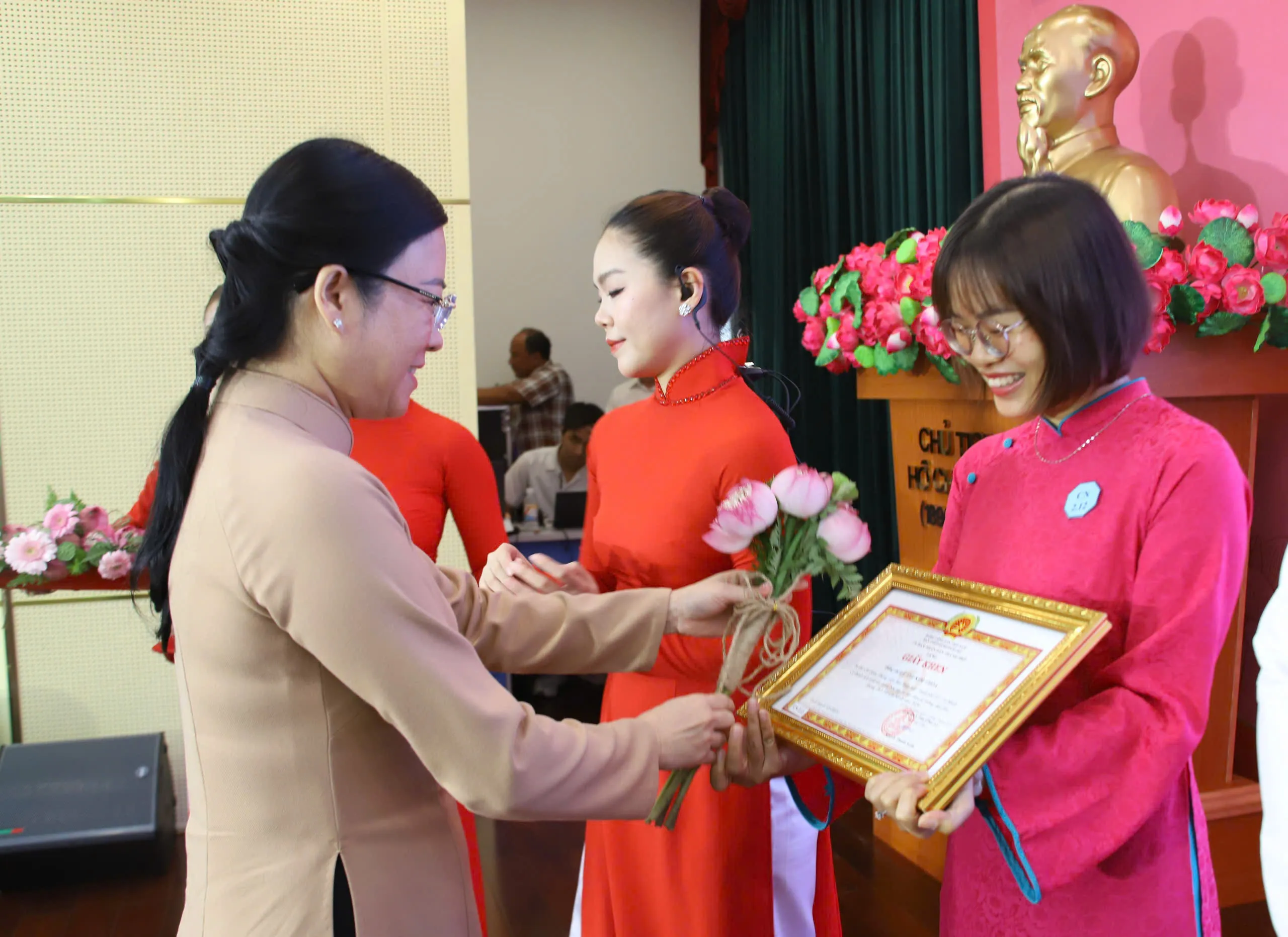 Bà Lê Thị Thủy, Phó Trưởng ban Tuyên giáo và Dân vận Thành ủy TP.HCM, trao giấy khen biểu dương chị Lê Thị Kim Thoa