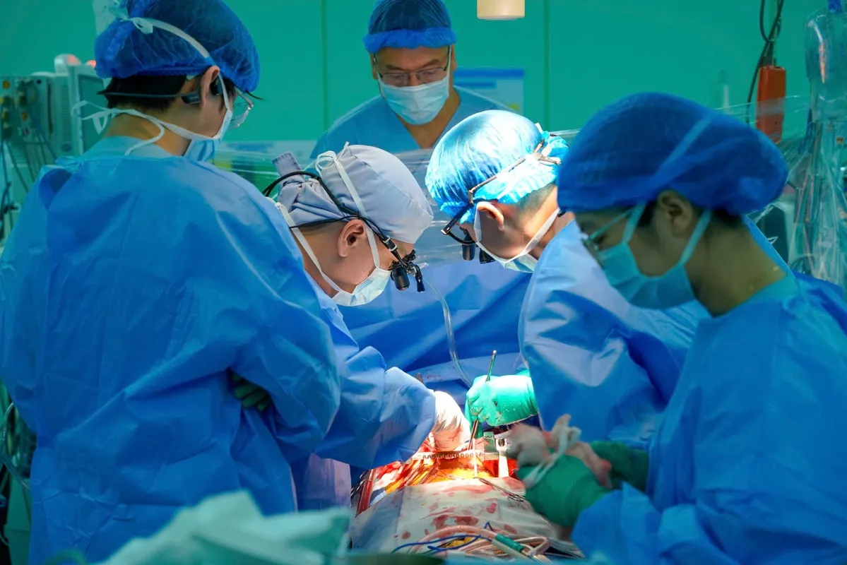 Dưới ánh đèn phòng mổ, từng thao tác được thực hiện với sự tập trung cao độ, chính xác và thận trọng