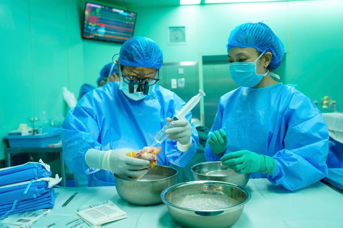 Tim hiến được ê-kíp phẫu thuật kiểm tra kỹ lưỡng theo quy trình chuyên môn trước khi ghép cho người nhận