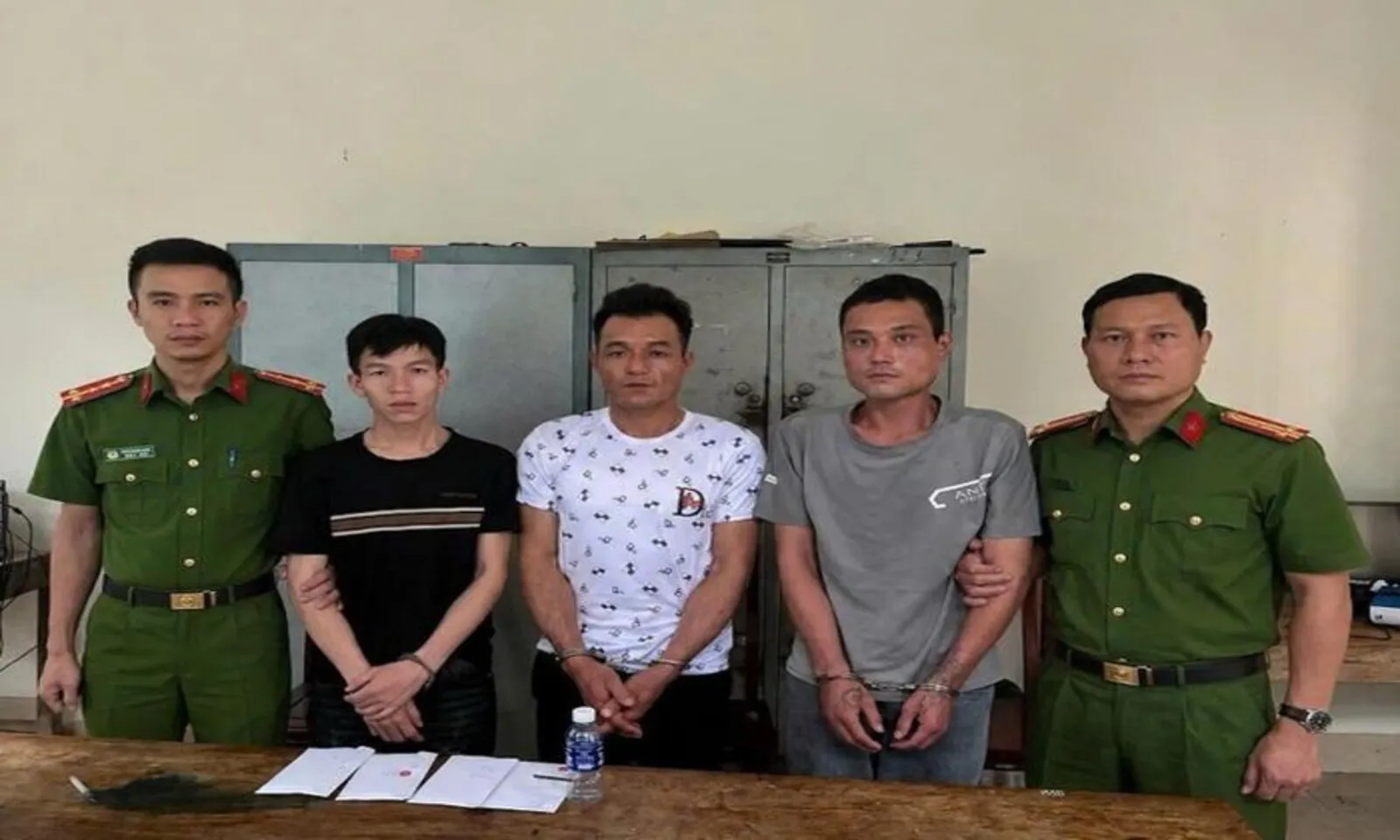 Truy xét vụ cướp giật, phát hiện nghi phạm tổ chức sử dụng ma túy trong nhà nghỉ ở Nghệ An – Hình 1