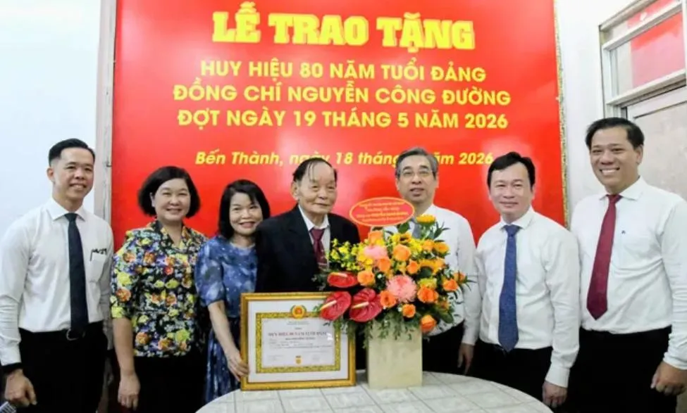Cao quý Huy hiệu 80 năm tuổi Đảng được trao tại TPHCM