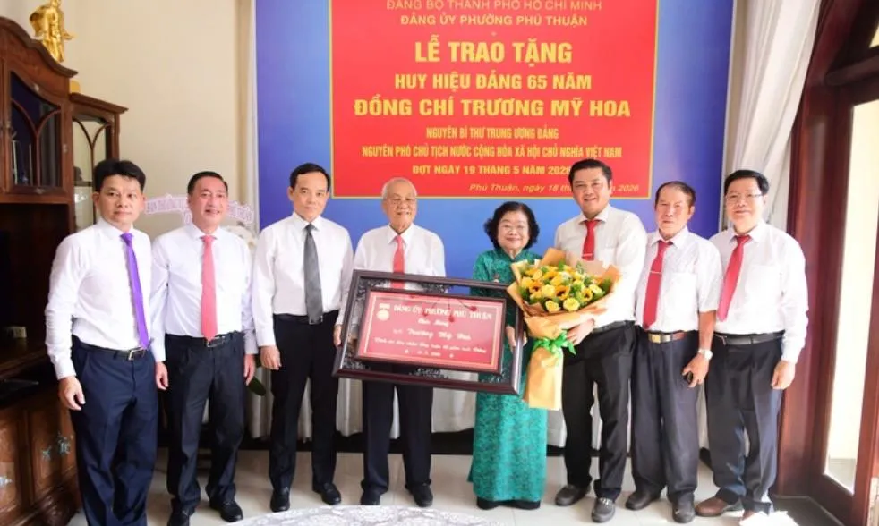 Nguyên Phó Chủ tịch nước Trương Mỹ Hoa nhận Huy hiệu 65 năm tuổi Đảng