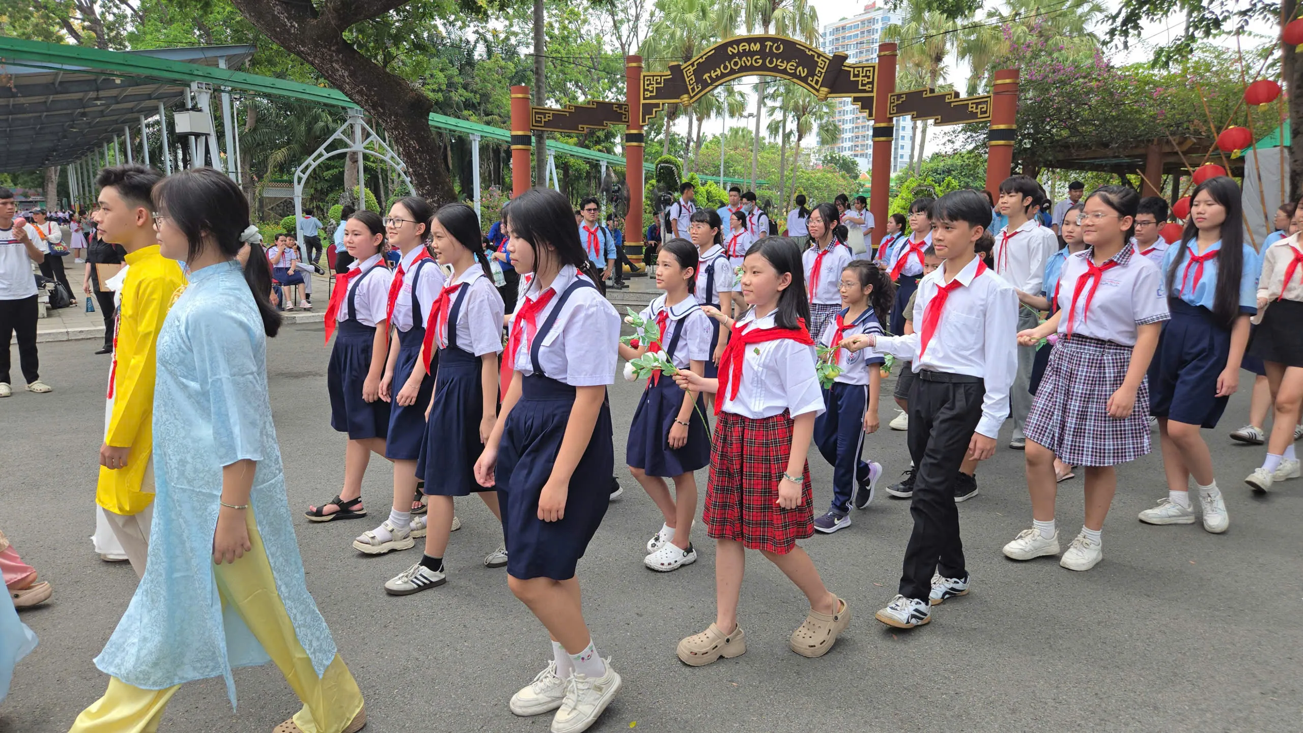 Các em đội viên, học sinh đến từ các trưởng trên địa bàn TPHCM tham gia diễu hành chào mừng ngày thành lập Đội. Ảnh Bá Nam