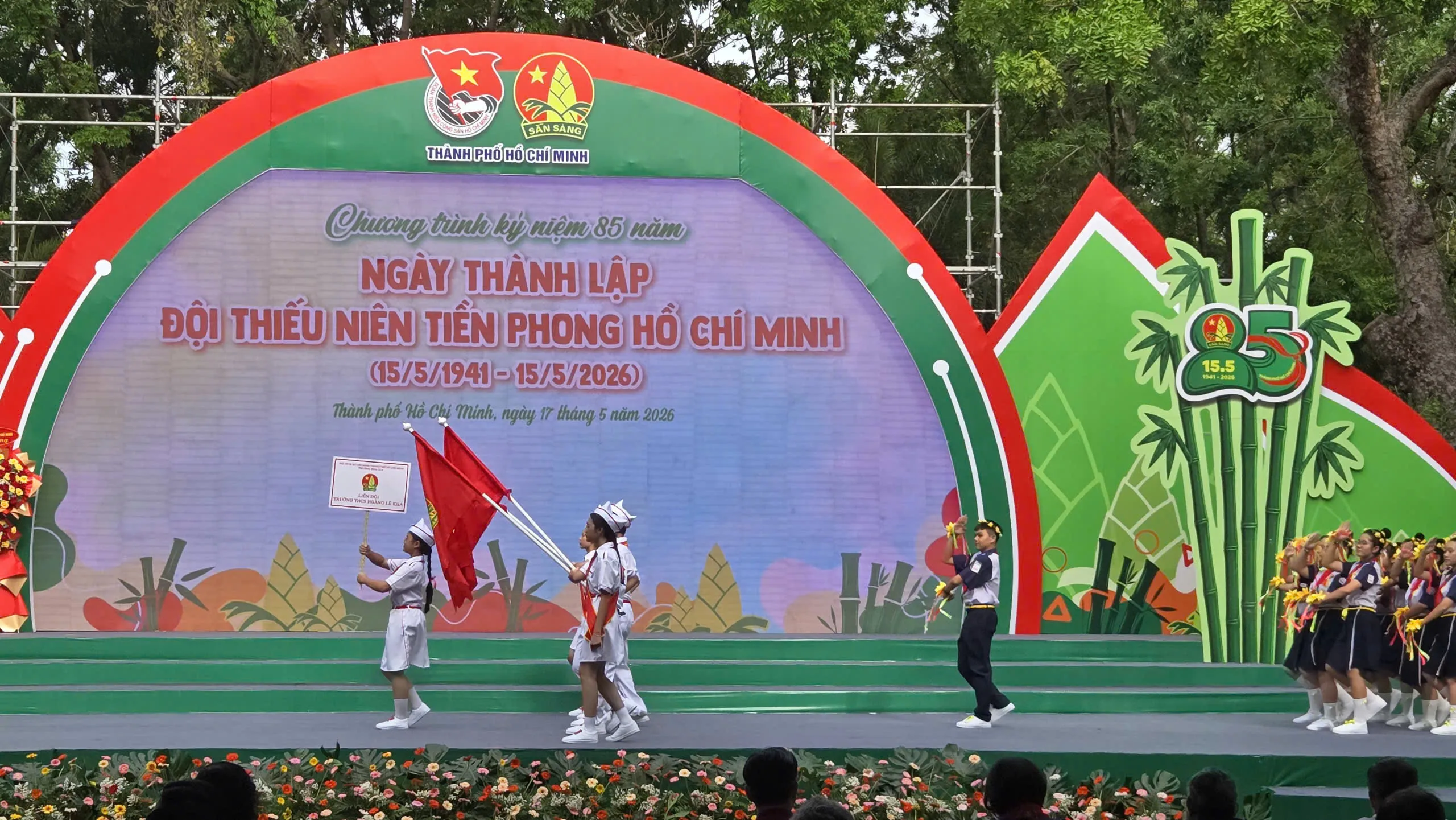 DIễu hành của các đơn vị tham gia hội thi nghi thức Đội TNTP Hồ Chí Minh TPHCM năm học 2025 - 2026. Ảnh Bá Nam
