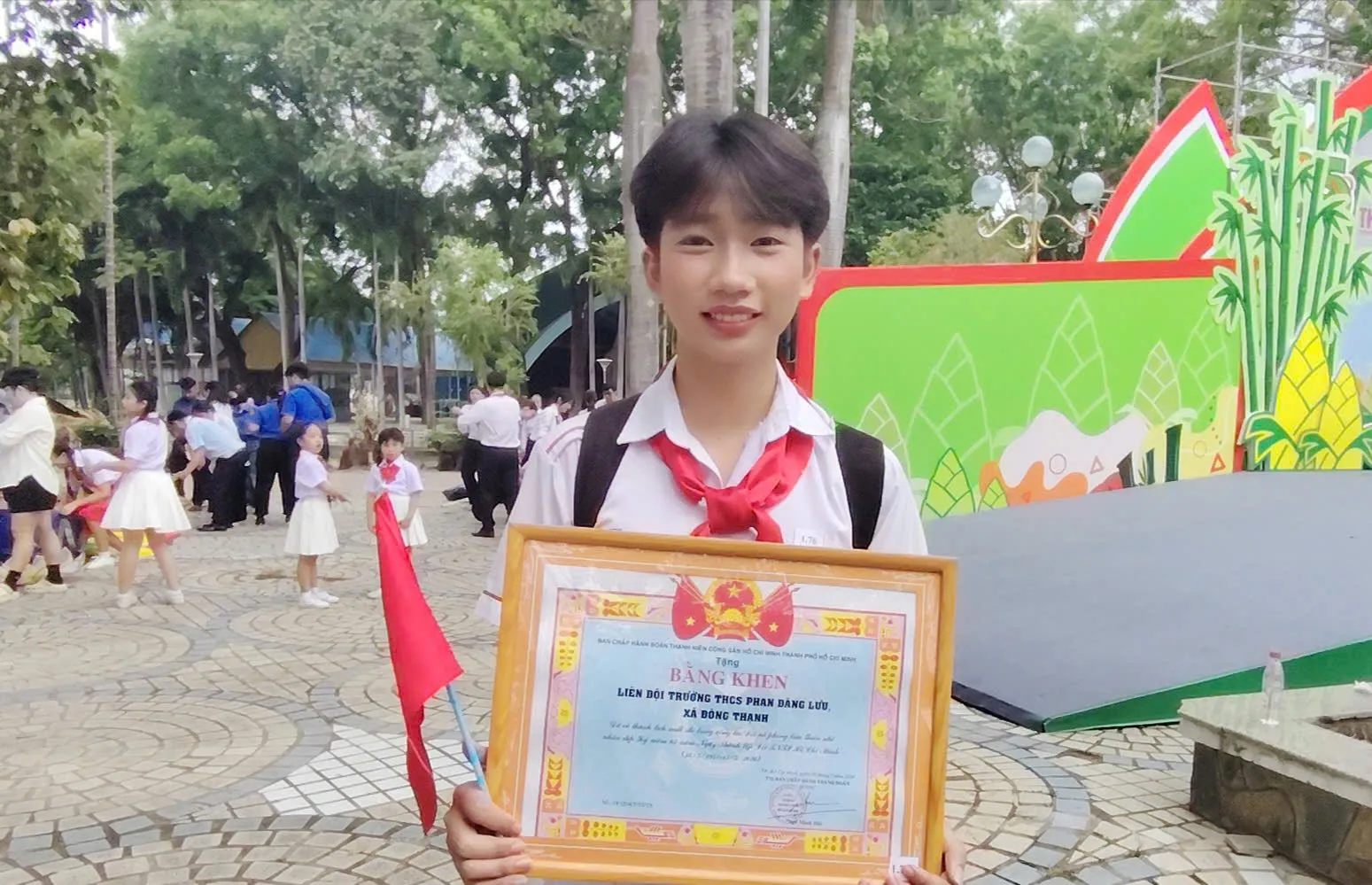 Em Kim Nguyễn Ngọc Bảo Tú - Trường THCS Phan Đăng Lưu xã Đông Thạnh đại diện trường nhận bằng khen liên đội tiêu biểu. Ảnh Bá Nam