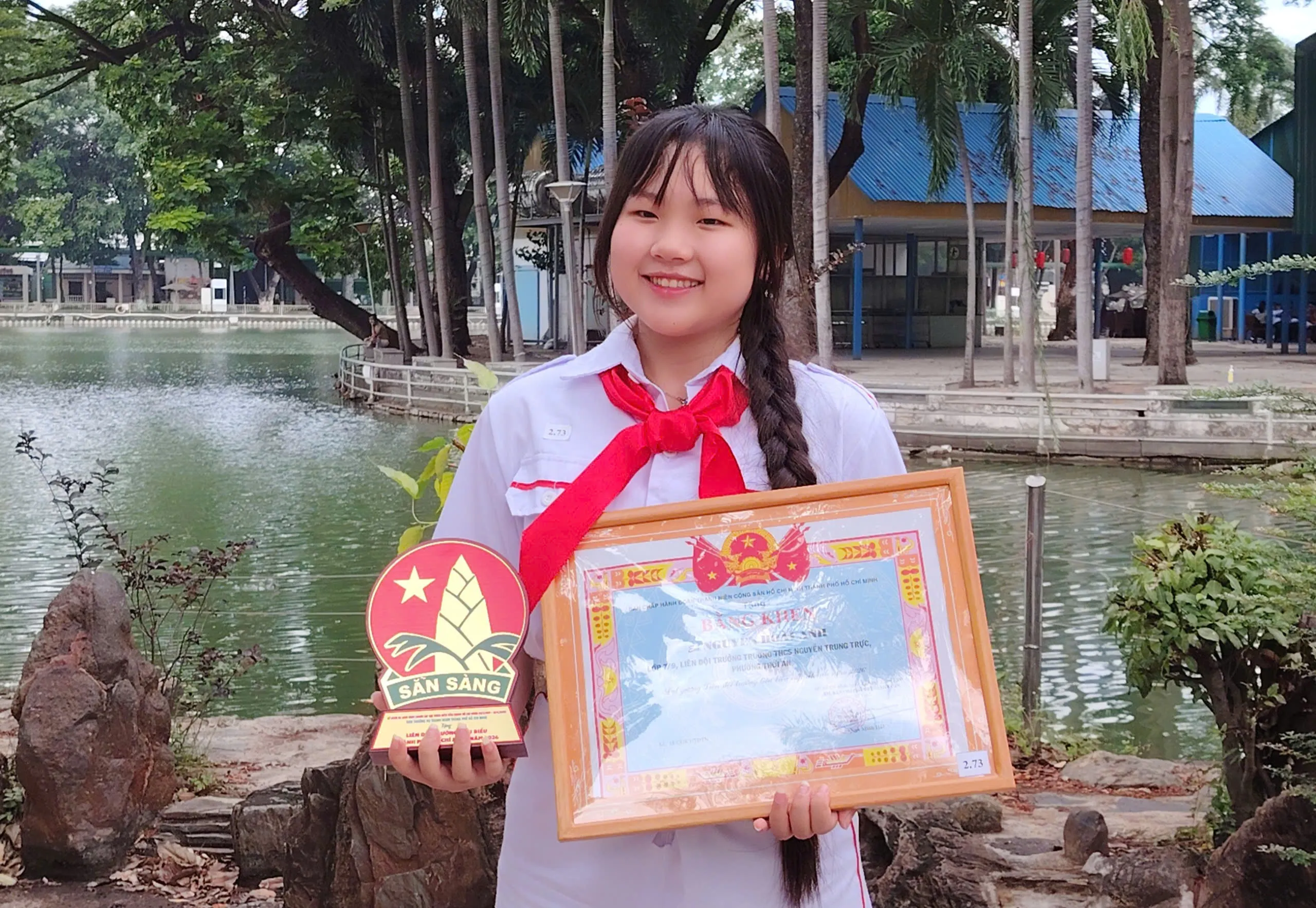 Liên đội trưởng tiêu biểu Nguyễn Hoài Anh - Trường THCS Nguyễn Trung Trực phường Thới An. Ảnh Bá Nam