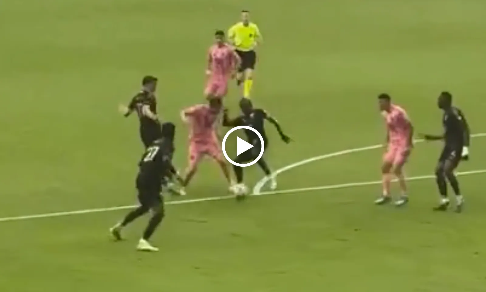 VIDEO: Messi tả xung hữu đột giữa vòng vây 4 đối thủ, giải lời nguyền sân nhà