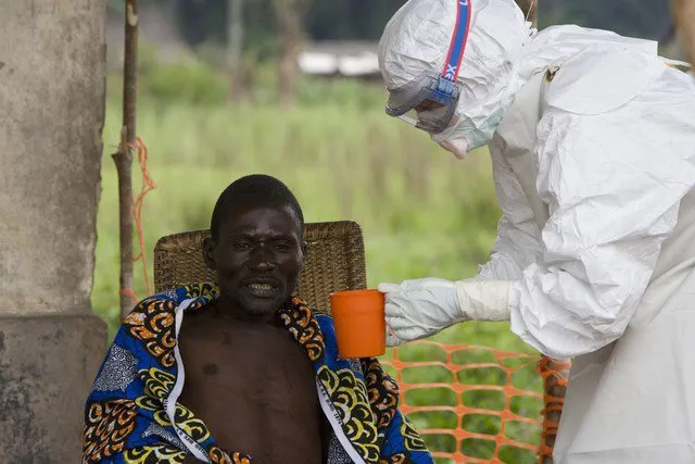 Nhân viên y tế đang chăm sóc cho bệnh nhân nhiễm virus Ebola