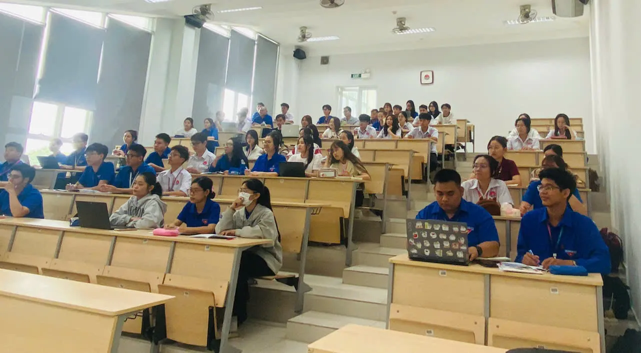 Sinh viên Học viện Cán bộ TP tham gia các lớp học.