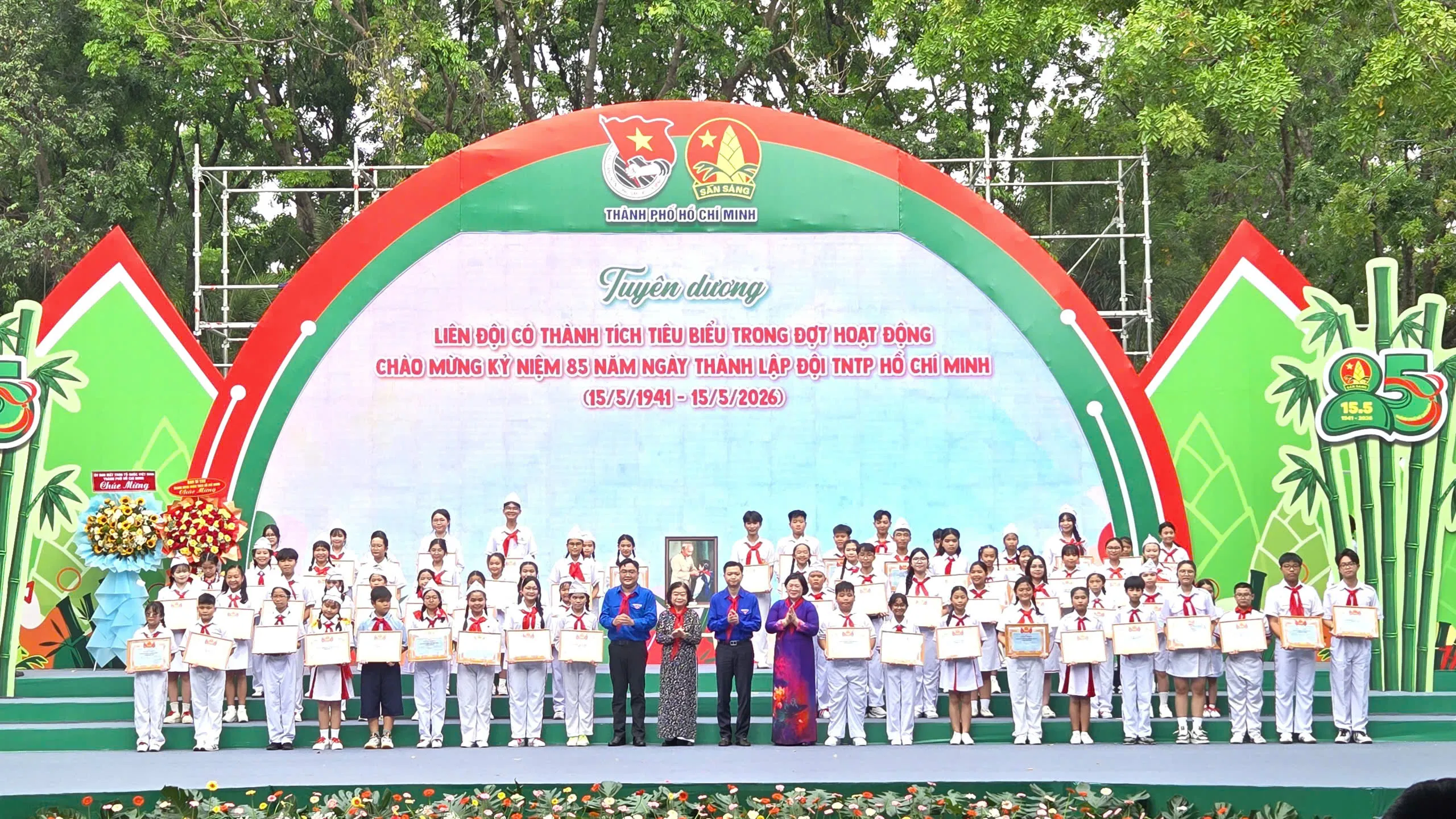 Tuyên dương, khen thưởng 84 Liên đội có thành tích tiêu biểu trong đợt hoạt động chào mừng kỷ niệm 85 năm Ngày thành lập Đội. Ảnh Bá Nam