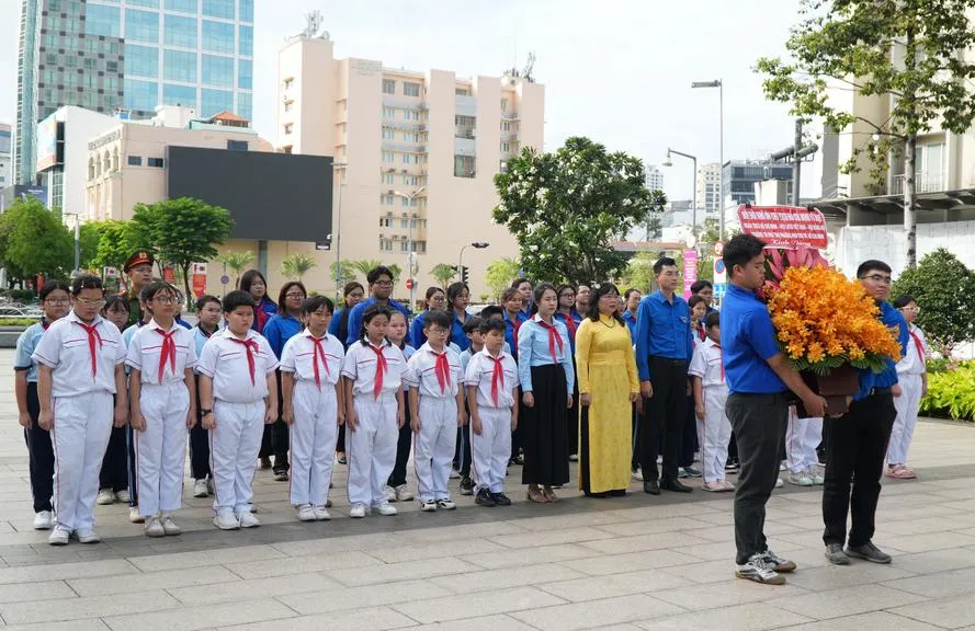 Những đóa hoa lòng của người dân Thành phố mang tên Bác