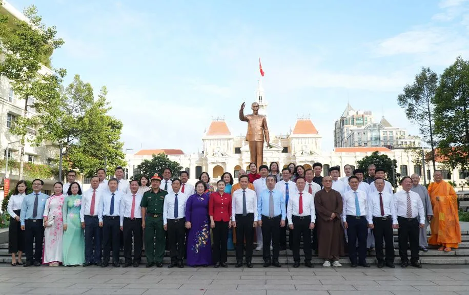 Lãnh đạo TPHCM dâng hoa tưởng niệm Chủ tịch Hồ Chí Minh