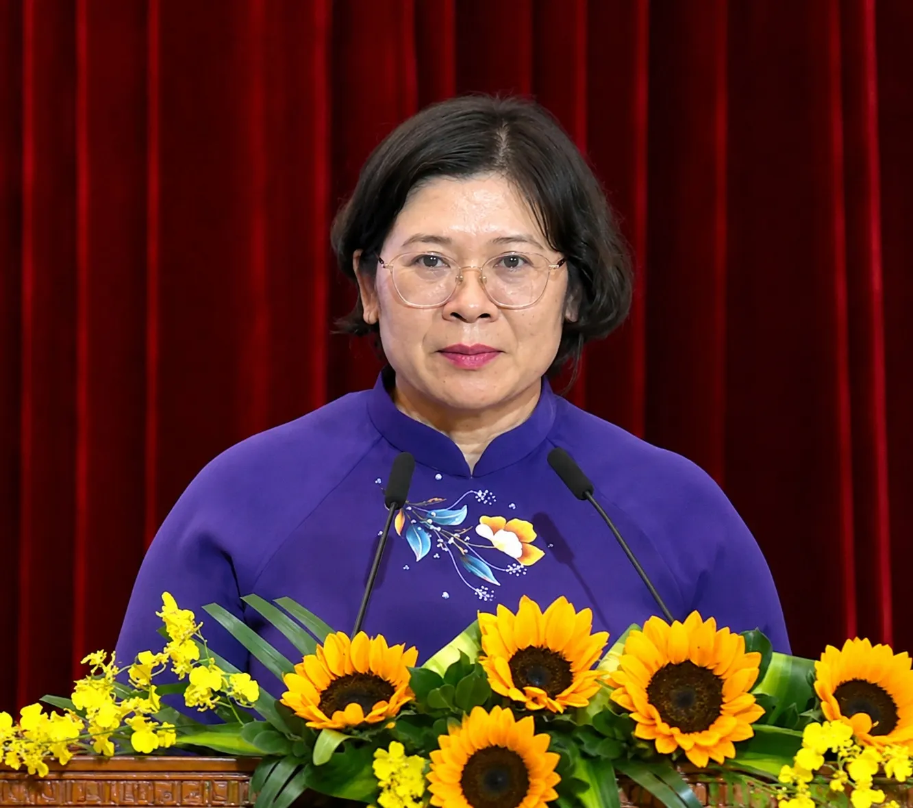 Bà Văn Thị Bạch Tuyết - Phó Bí thư Thành ủy TPHCM trao bằng khen cho các tập thể, cá nhân tiêu biểu học tập Bác