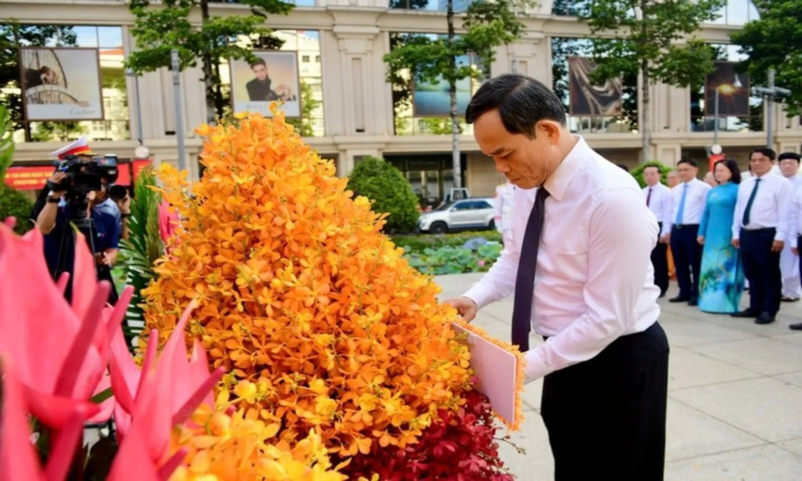 Bí thư Trần Lưu Quang cùng đoàn TPHCM dâng hoa tưởng niệm Chủ tịch Hồ Chí Minh
