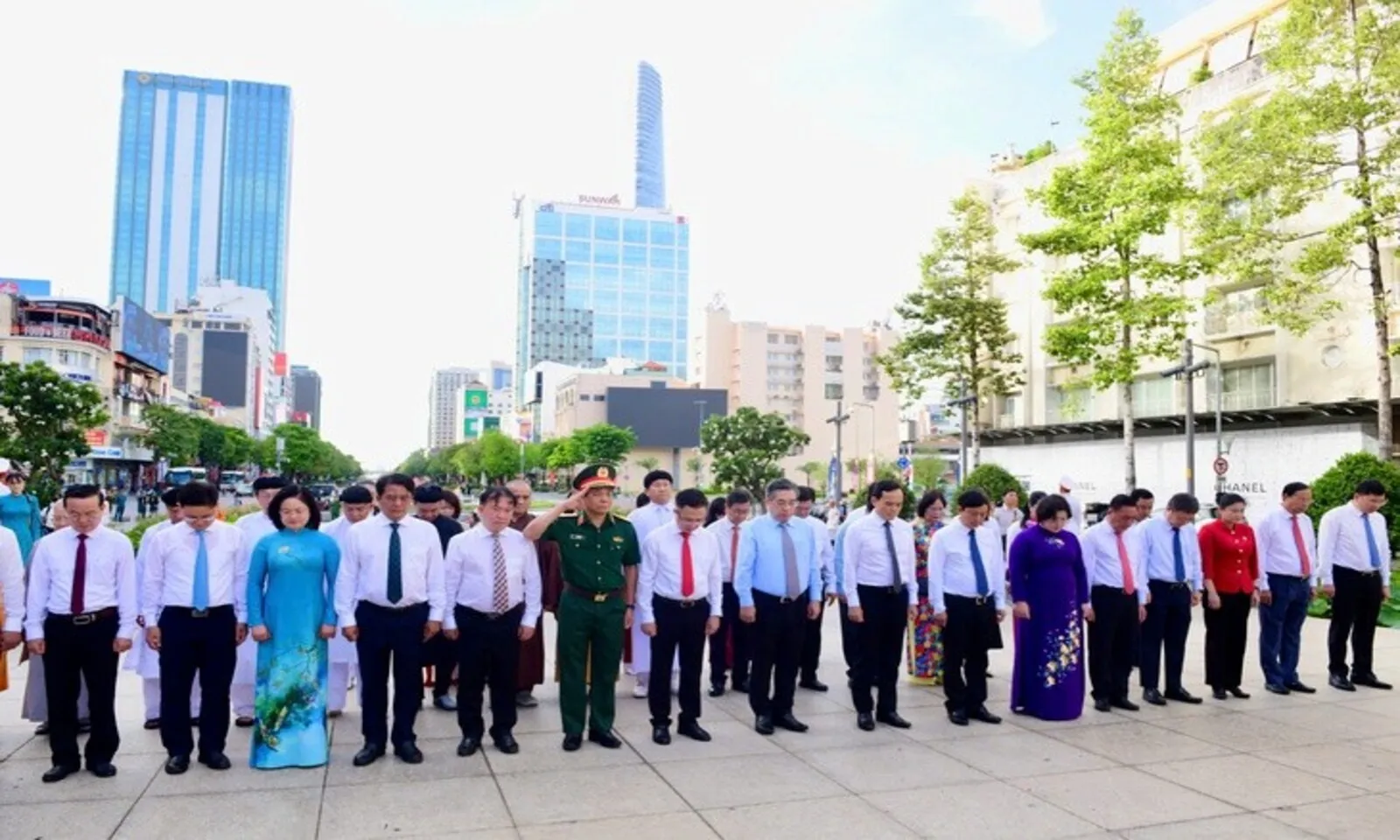 Bí thư Trần Lưu Quang cùng đoàn TPHCM dâng hoa tưởng niệm Chủ tịch Hồ Chí Minh – Hình 2